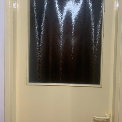 זכוכית מחוספסת בדלת עץ בהירה