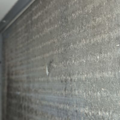 סוללת מאייד מלוכלכת באבק ועובש של מזגן לפני ניקוי