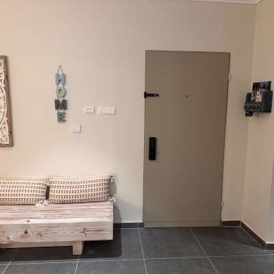 דלת בצבע אפור עם ידית שחורה