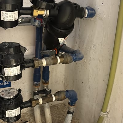 צנרת ומדי מים מותקנים על קיר