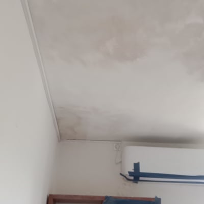 תקרה צבועה עם סימני תיקון וארונות מכוסים בנייר דבק