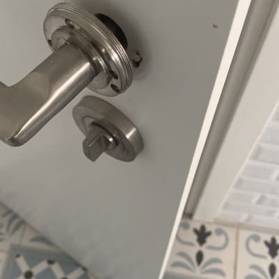 ידית ודלת עם מנעול מתכת