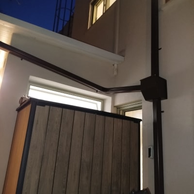 גג ומבנה עם צינורות ונוף לילי