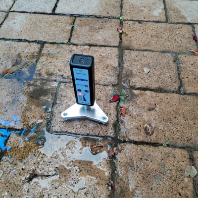 מכשיר על רצפת אבן רטובה עם שלולית
