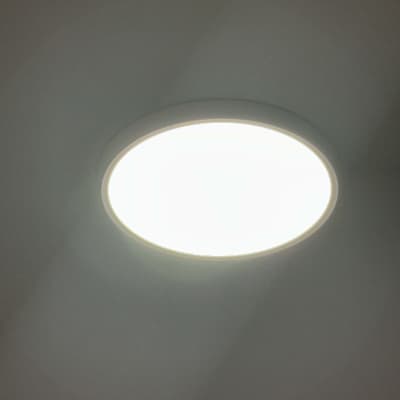 תאורה עגולה מותקנת בתקרה מוארת