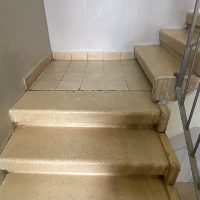 מדרגות מלוכלכות עם סימני לכלוך על הרצפה