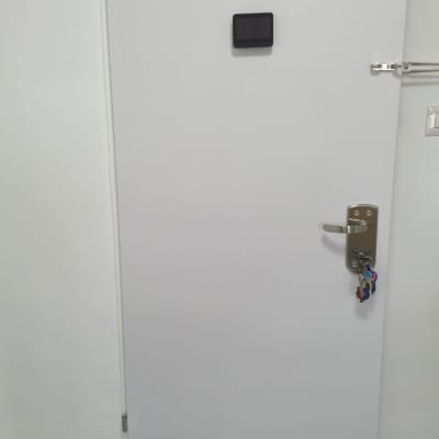 דלת לבנה עם מנעול ומפתחות תלויים