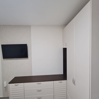 ארון לבן עם ידיות מתכת ומגירות