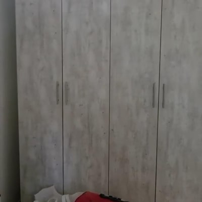 ארון בגדים עם מזוודה אדומה ותיקים