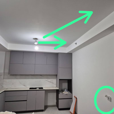 מנורה תלויה מהתקרה ומתג חשמל על הקיר