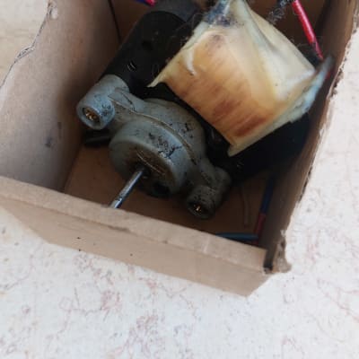 מנוע קטן עם חוטים צבעוניים בתוך קופסה