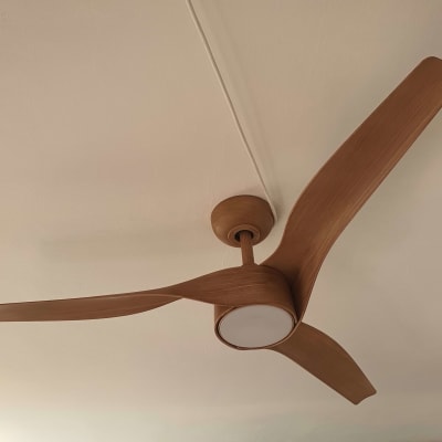 מאוורר תקרה מעץ מותקן על תקרה לבנה