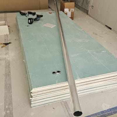 חומרים וכלים להתקנת תריסים באתר בנייה