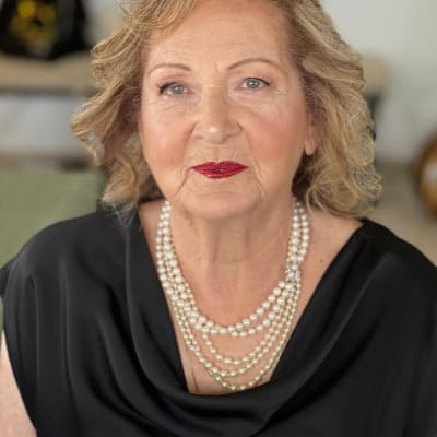 אישה עם שיער גלי ואודם אדום בוהק