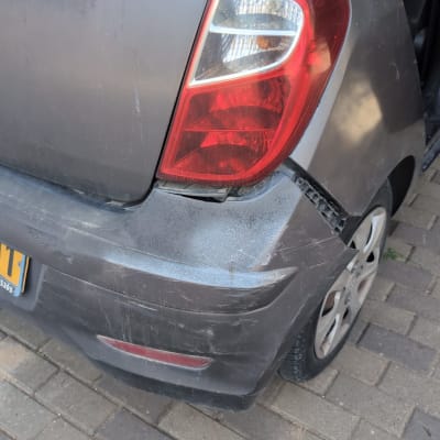 נזק לפגוש אחורי של רכב אפור