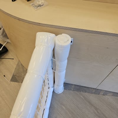 מצלמות אבטחה על שולחן עץ עם ציוד הרכבה