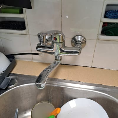 ברז מטבח עם מים מטפטפים לכיור