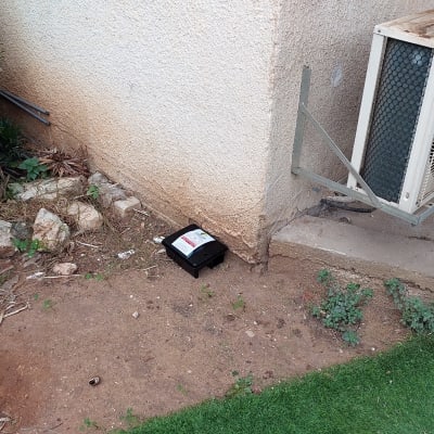 תיבת פיתיון ליד קיר חיצוני עם מזגן