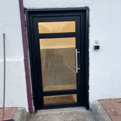 דלת אלומיניום שחורה עם זכוכית בבניין