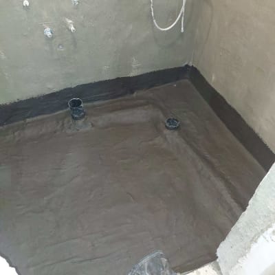 רצפה אטומה עם צינורות וכלים לאיטום