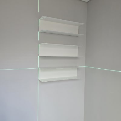 מדפי קיר מותקנים עם קווי לייזר ליישור