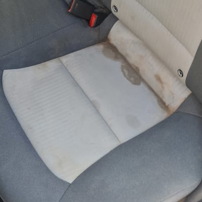 מושב רכב עם כתמים ולכלוך