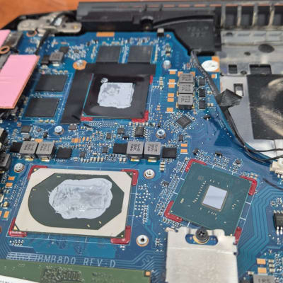 לוח אם עם רכיבים אלקטרוניים ומעבדים חשופים