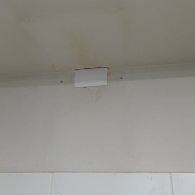 כיסוי פלסטיק על תעלה חשמלית בתקרה