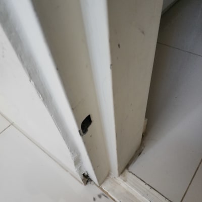 חלק מדלת עם חור למנעול