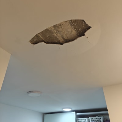 תקרה עם חור גדול ותאורה פנימית