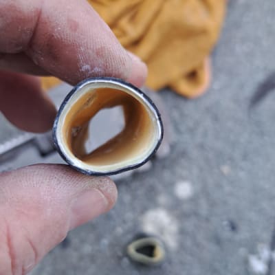 צינור עם חיתוך פנימי על רקע בד כתום