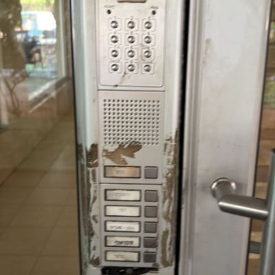 מערכת אינטרקום עם לוח מקשים ודלת כניסה