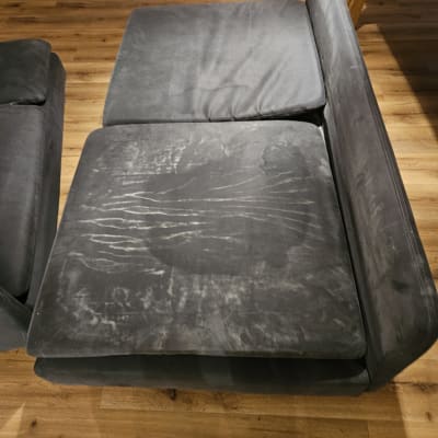 כרית ספה אפורה עם כתמים ולכלוך