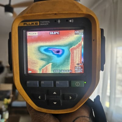 מד חום תרמי מציג תמונת חום צבעונית