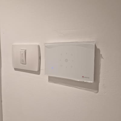 מתג חשמלי ולוח בקרה על קיר לבן