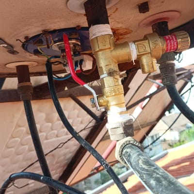 חיבורים וצינורות של דוד שמש על גג