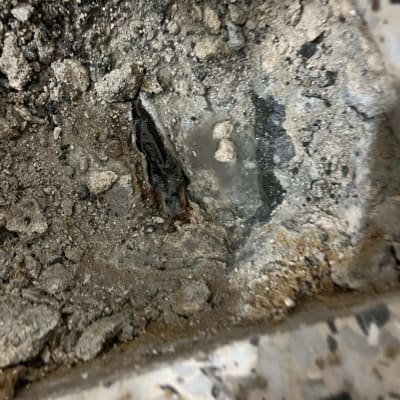 תמונה של נזילה או רטיבות בקרקע, קשור למציאת נזילות