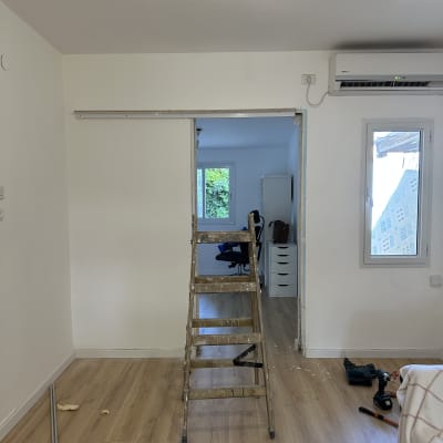 פתח דלת ללא דלת, סולם וכלי עבודה על הרצפה