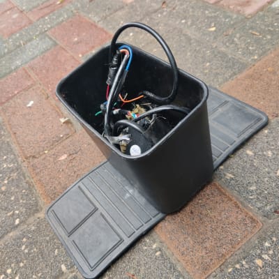 חלקי מערכת חשמלית בתוך מיכל על רצפה