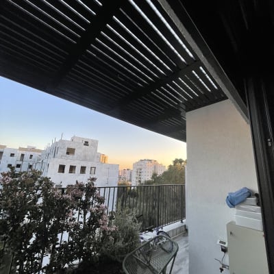פרגולה מאלומיניום עם קורות אופקיות במרפסת