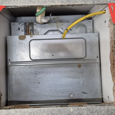 שיש אפור עם חור מלבני במרכז