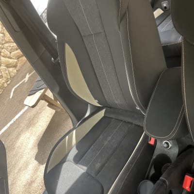 מושבי רכב נקיים לאחר טיפול וניקוי ריפודים לרכב