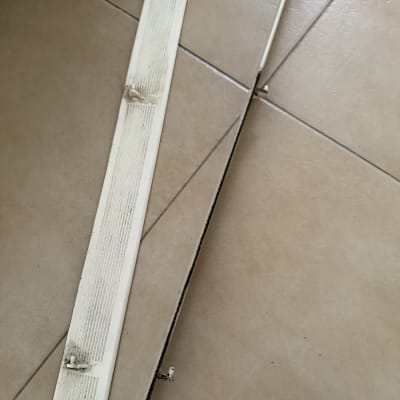 חלקי מזגן שבורים על רצפה