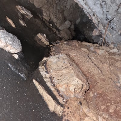 סלעים ואדמה בתוך חור או מערה