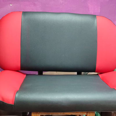 מושב מרופד בצבעים אדום ושחור