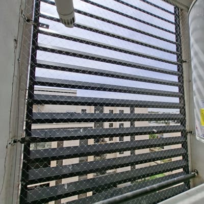 רשת למניעת כניסת יונים במרפסת