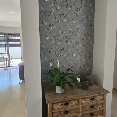 טפט פרחוני בצבעים כהים על קיר