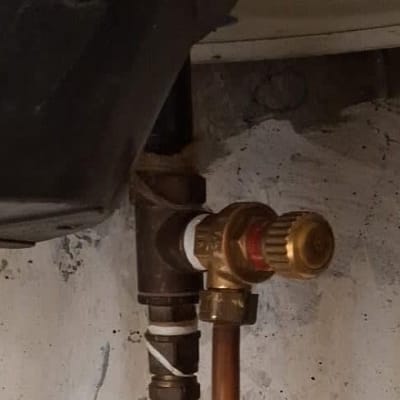 חיבורים וצינורות של דוד שמש על קיר