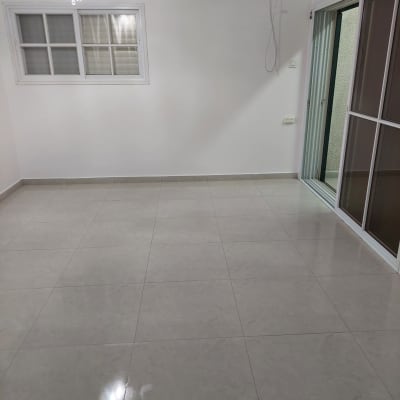 רצפה נקייה בחדר עם חלון ומזגן