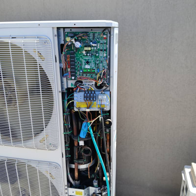 יחידת מיזוג אוויר פתוחה עם לוח חשמל וחוטים